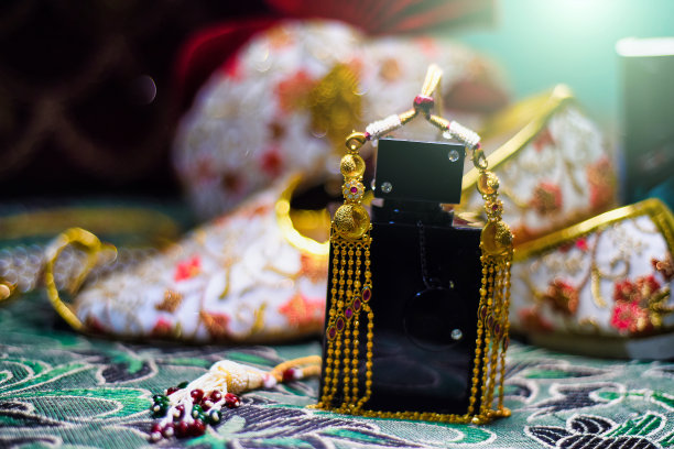 印度传统珠宝的特写照片，以及新郎在婚礼当天穿戴的服装配件图片下载