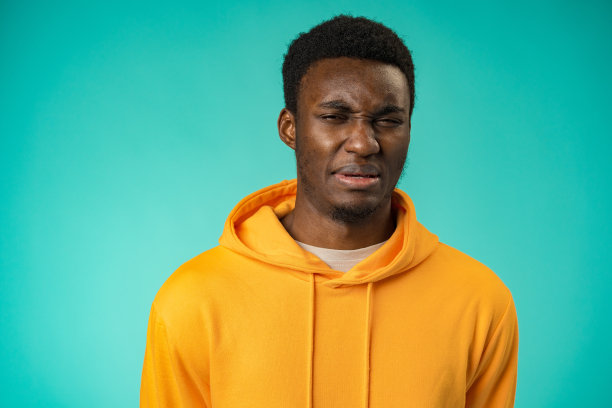 年轻的黑人焦虑的男子担心紧张的失败的问题在薄荷背景图片下载