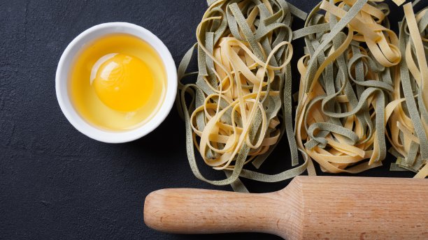 并排放置的未煮的意大利菠菜鸡蛋面图片下载