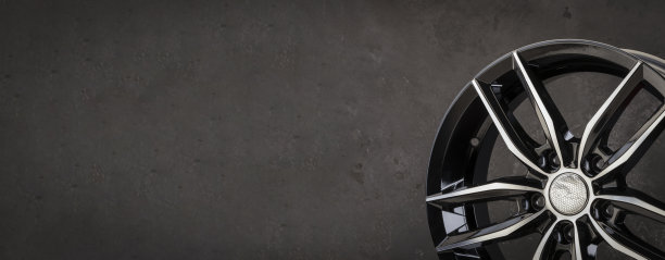 全新的铝合金轮毂，黑色的色彩细节精美的设计复制空间全景照片图片下载