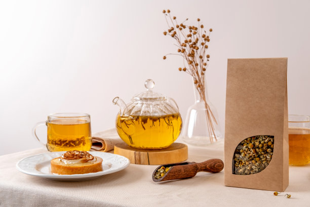 有机茶品牌和包装模型。空白茶叶包装模型与茶叶。牛皮纸包装与窗口和空白空间，以展示您的品牌设计。图片下载