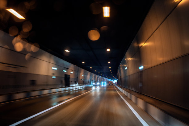 在隧道里骑行图片下载