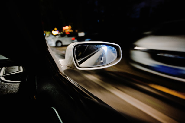 快速移动的汽车倒车镜图片下载