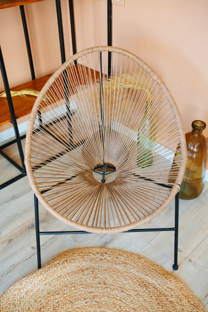 房间里的柳条椅。装饰元素由天然材料制成。图片下载
