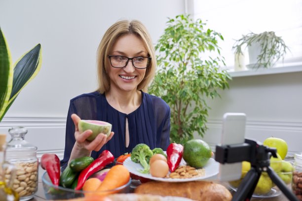 健康食品，蔬菜，水果，坚果，鸡蛋，谷物图片下载