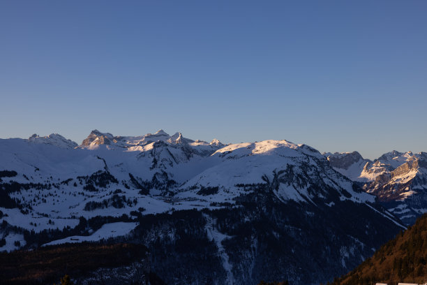 瑞士山脉在日出时被太阳照亮的超级全景。美丽的冬季和雪景。什么一个视图。图片下载