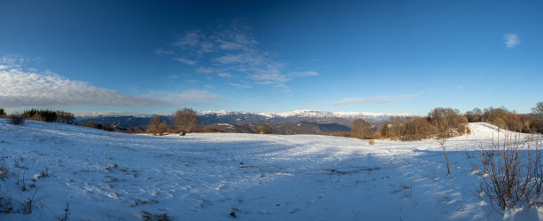 在冬天，天气晴朗的时候，在斯洛文尼亚的科拉达山顶上观看山脉时，地面完全被白雪覆盖的全景图片下载