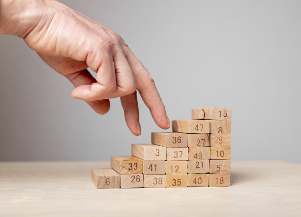 商人用手从木块上攀爬事业的梯子。发展、成长、目标成就的理念。成功和财富之路图片下载