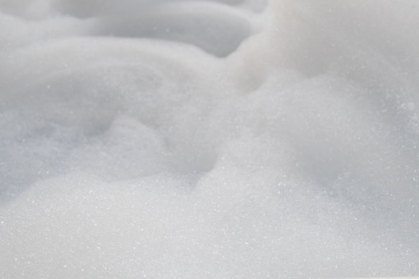 按摩浴缸里的白色泡泡是为度假村舒适的客房里的私人按摩浴缸准备的泡泡。大量的小气泡背景和复制空间插入文本。图片下载