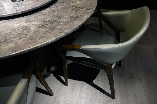 桌子和皮椅的高角度视野。图片下载