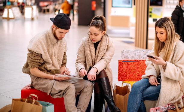 朋友们在购物中心共度时光图片下载