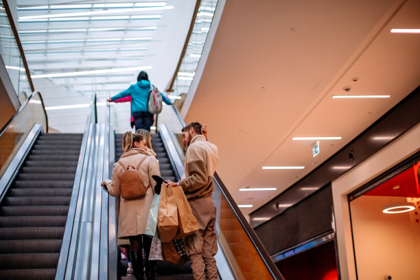 朋友们在购物中心消磨时间图片下载