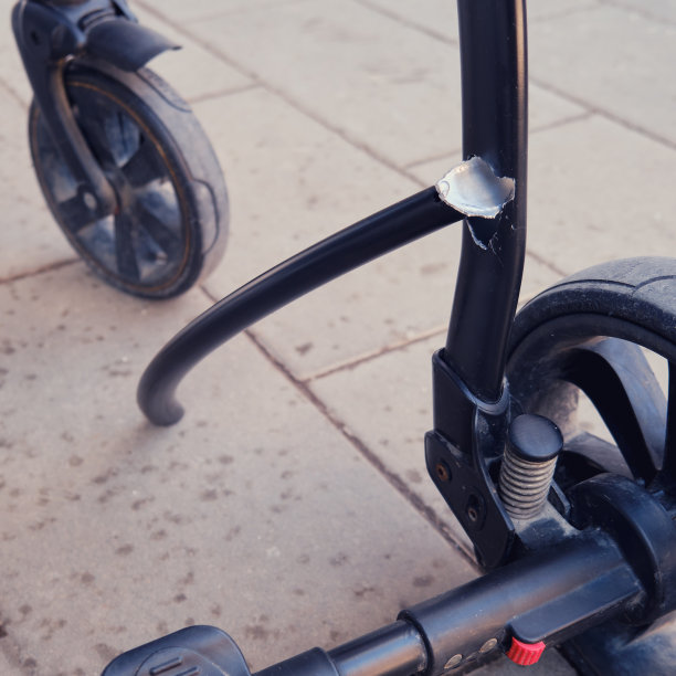 婴儿车底盘破损，金属车架横梁受损图片下载