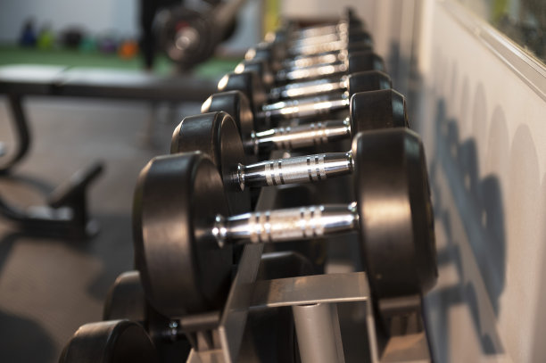 沉重的杠铃在健身房的地板上工作室复制空间健美举重健身力量力量耐力敏捷锻炼锻炼图片下载