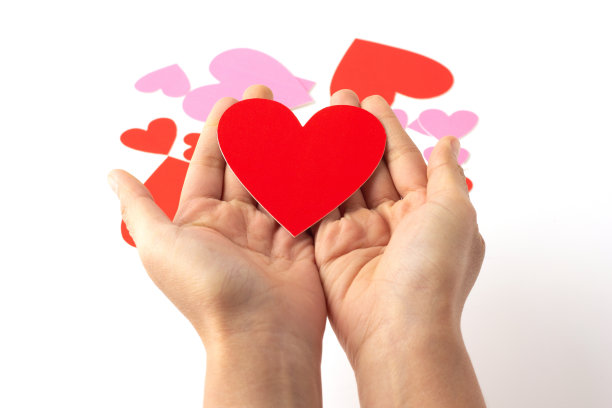 红心形状的纸工艺放在手孤立在白色的背景上。图片下载