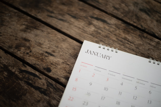 模糊白色日历上的木材纹理。图片下载