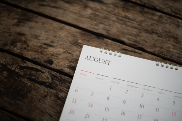 模糊白色日历上的木材纹理。图片下载