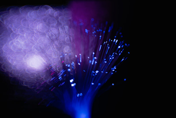 抽象绿色在黑色散景背景叠加层。图片下载