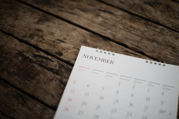 模糊白色日历上的木材纹理。图片下载