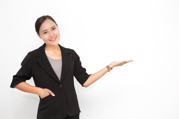美丽的亚洲商业妇女穿着黑色西装呈现在白色背景和复制空间的东西。自信的亚洲职业女性，微笑开朗图片下载
