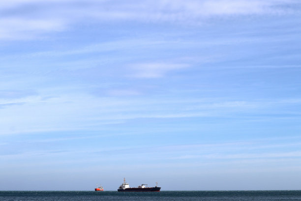 靠近海岸的运输船或货船图片下载