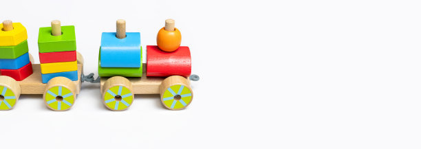 白色背景上的彩色方块木制火车。用天然木材制成的五颜六色的儿童玩具。环保玩具，游戏，不含塑料。婴幼儿玩具。平卧侧视图图片下载