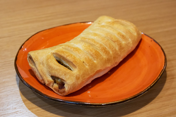 把面包放在桌上的盘子里图片下载