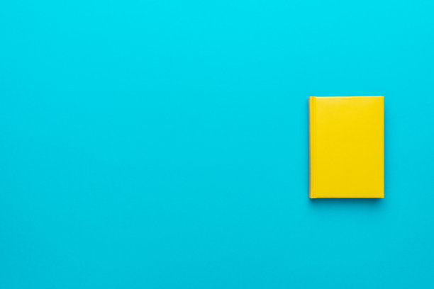 蓝绿色背景和复制空间上笔记本的俯视图图片下载