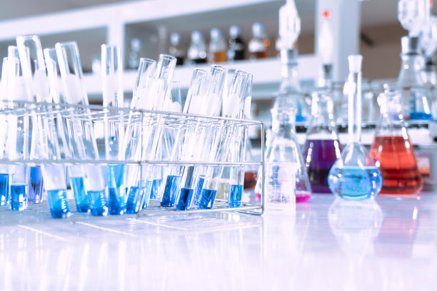 化学教育实验室的玻璃烧瓶，蓝色背景的分子结构图片下载