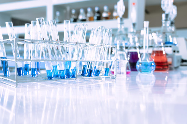 化学教育实验室的玻璃烧瓶，蓝色背景的分子结构图片下载