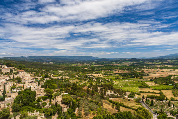 有绿色田野的小村庄图片下载