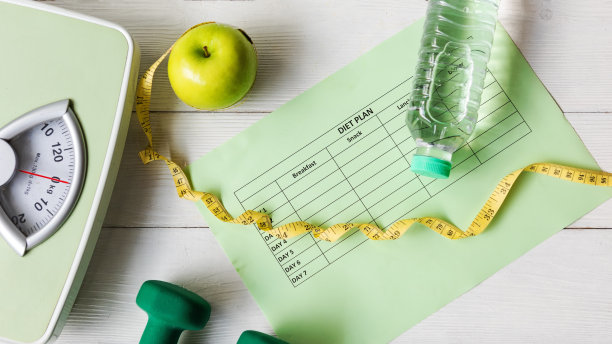 饮食健康计划。运动规划。运动健身器材和健身馆背景，营养新鲜的沙拉适合健身风格。健康的生活方式的概念图片下载