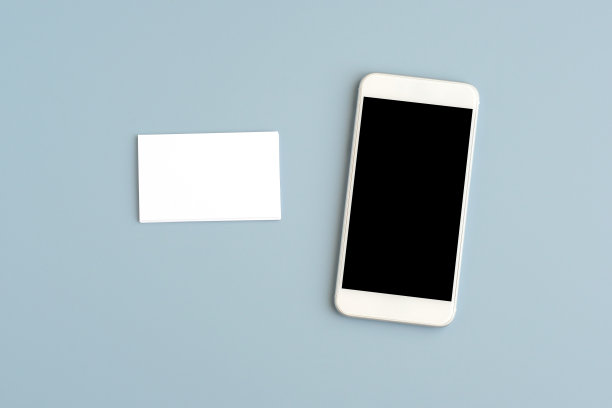 手机与空白屏幕和空白名片的灰色背景与复制空间，横幅，模板，模拟图片下载