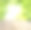 木桌和花园背景中模糊的绿叶自然图片下载