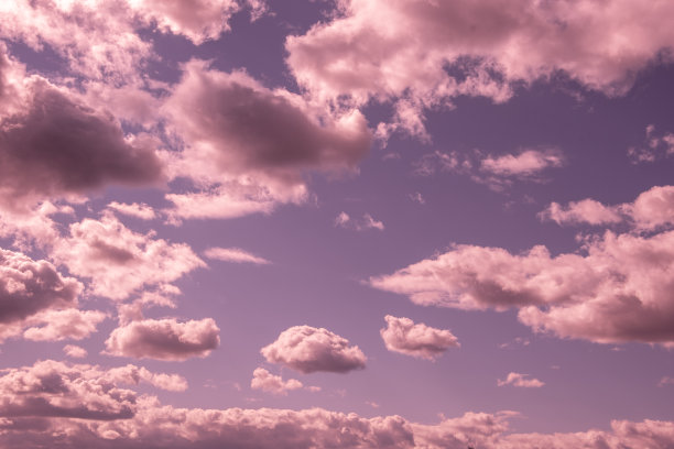 蓝色的天空上飘着粉红色蓬松的云朵。完美的早晨的天空。天空背景为您的照片图片下载