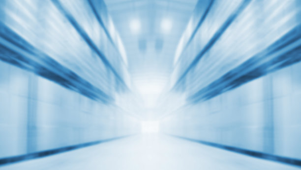 模糊的高货架仓储仓库为工业或物流背景。内部仓库空间业务，配送仓储货物。图片下载