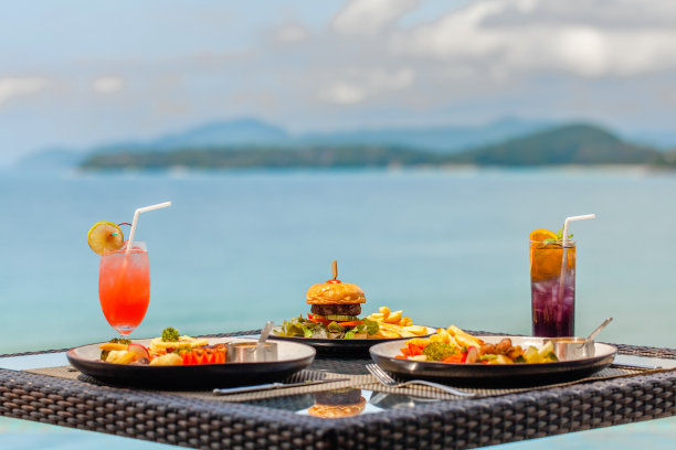 度假早餐或晚餐桌上的餐厅与海景热带图片下载