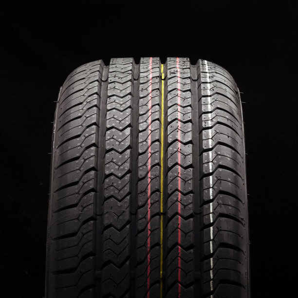全季新轮胎广场在黑色背景的特写照片图片下载