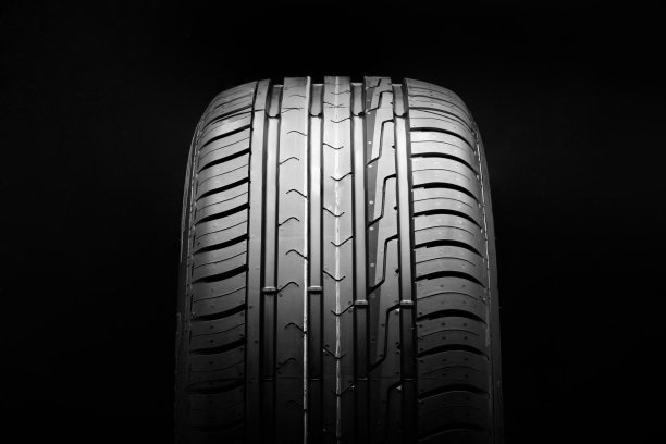 新的经济环保夏季轮胎在黑色背景，copyspace广告空间。图片下载