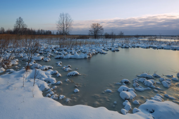 北欧大自然在冬季的日出。图片下载