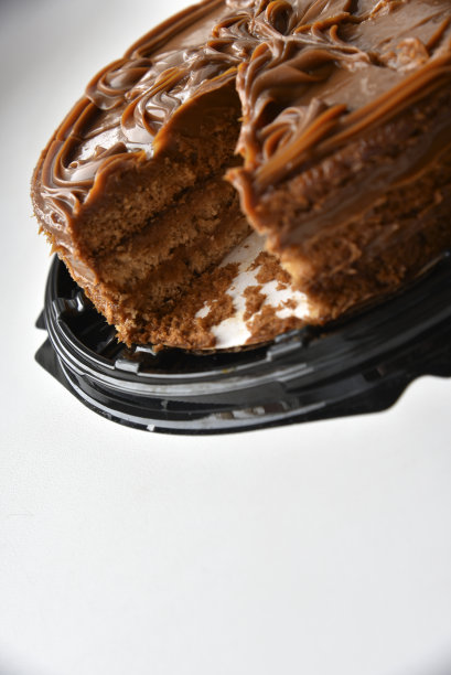 美味的切碎的蜂蜜蛋糕和煮沸的炼乳图片下载