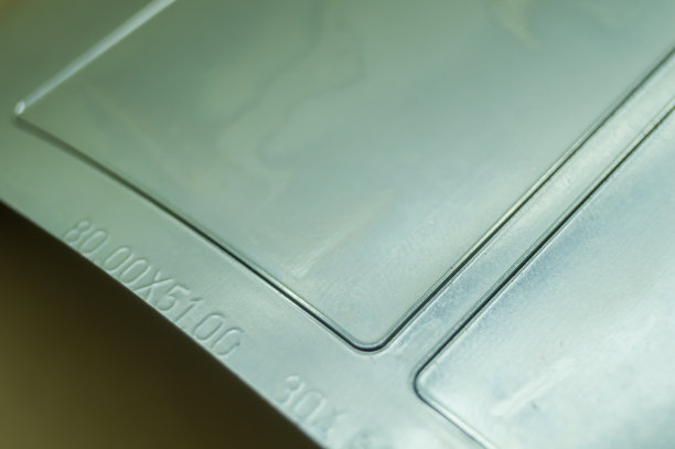 磁性圆筒印刷机的模切模。标签的模切。切纸标签的刀。扶轮邮票。印刷机用胶印机裁切刀。有选择性的重点图片下载