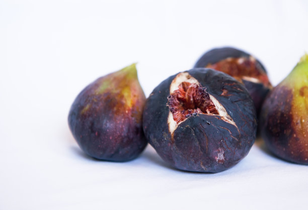 新鲜无花果和半孤立在白色背景上。成熟芬芳的无花果，半开着。复制空间，特写，软选择焦点。紫色的影子图片下载