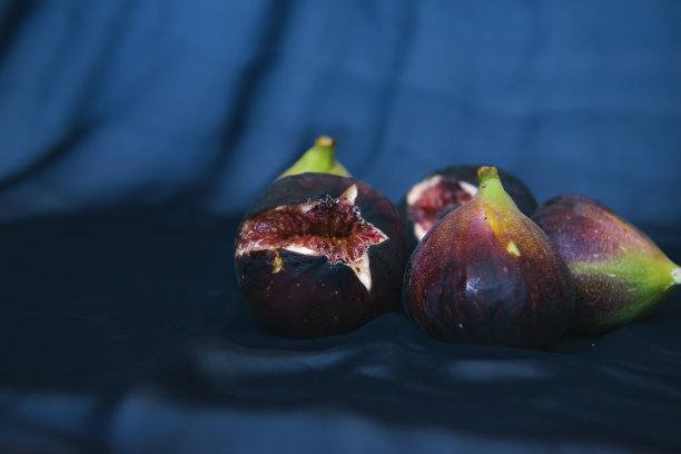 深色背景上的新鲜无花果。成熟芬芳的无花果，半开着。复制空间，特写，软选择焦点。紫色的阴影。室内绘画。艺术的观点图片下载