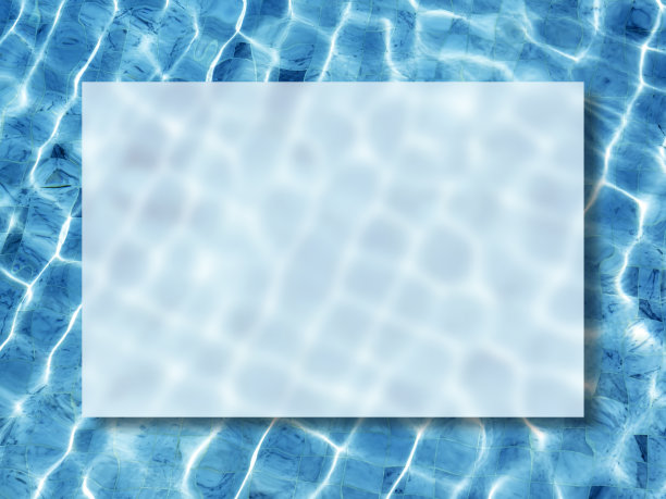 一个透明的玻璃边框上的美丽运动的蓝色水面上的游泳池背景，俯视图。为暑假空出空间，放假时间，放假概念。图片下载