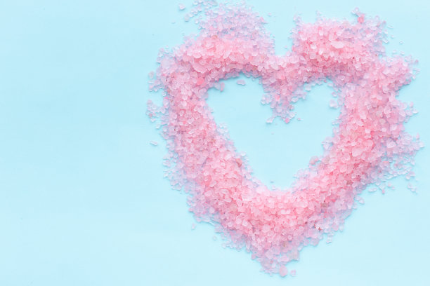 心形粉红色海盐框架上的蓝色背景图片下载