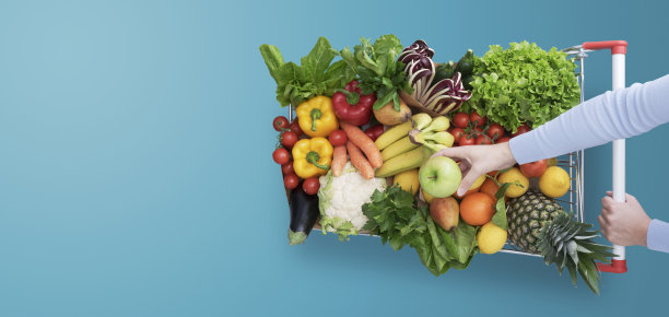 在商店买新鲜蔬菜的女人图片下载