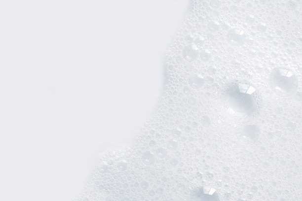 白色面部皮肤护理泡沫奶油泡沫海绵白色背景与复制空间图片下载