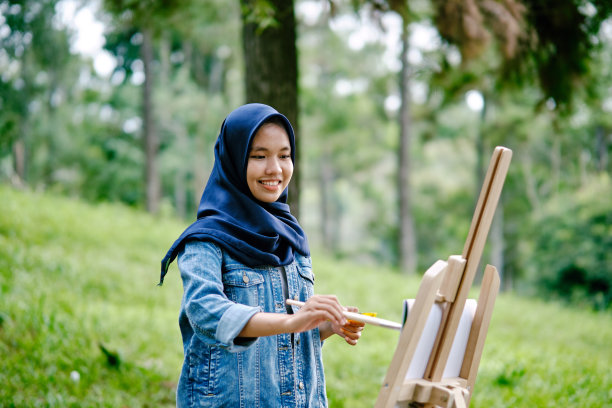 快乐的亚洲少女有画画的乐趣图片下载