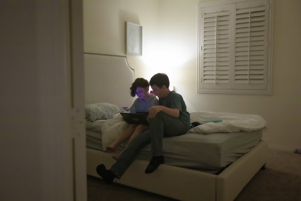 兄妹视频聊天图片下载